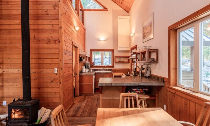 Ashland Cabina | Chinquapin Mountain Cabin w/ Jacuzzi and Wood Stove at Green Springs Inn