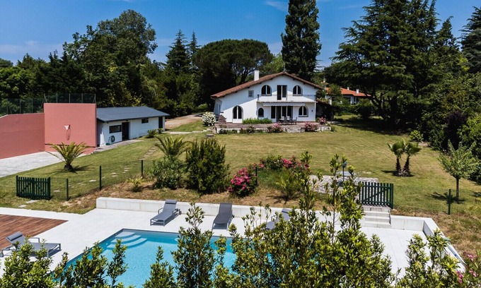Behobie Villa | Chistera - Rent a house with heated swimming pool and garden in Urrugne