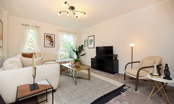 Turnham Green Apartamento | Chiswick Townhouse with Garden & Parking
