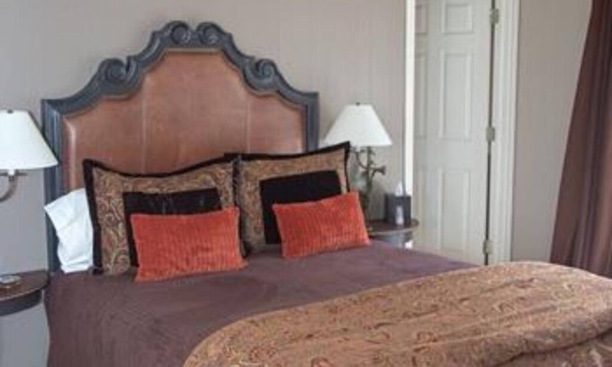 South Fork Cama Y Desayuno | Chloe's Corner GUESTROOM at Arbor House Inn Bed & Breakfast on the River