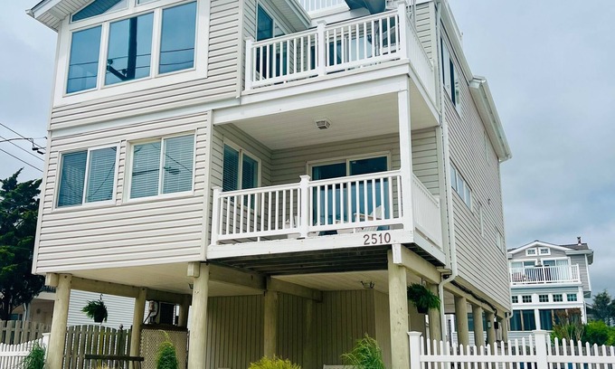 South Beach Haven Casa | September Openings! 1 house off Beach, 3 Decks with Ocean & Bay Views