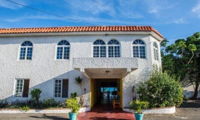 Tower Isle Apartamento | Chrisanns Hidden Cove Double Bed room max 3 guests, pool, beach