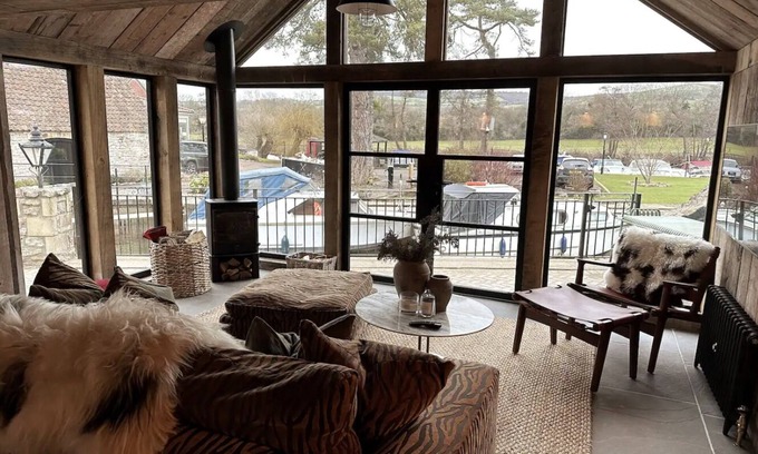 Kelston Casa | Christmas Cabin - River View 10 mins from Bath