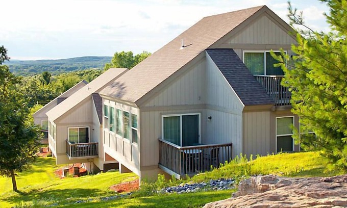Wisconsin Dells Complejo | Christmas Mountain Village Resort completamente abastecido con 13 colinas de esquí, 27 hoyos de golf, canchas de tenis y más