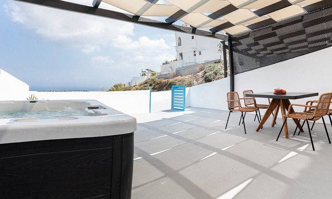 Fira Apartamento | Christos Suite With Outdoor Hot Tub And Sea View