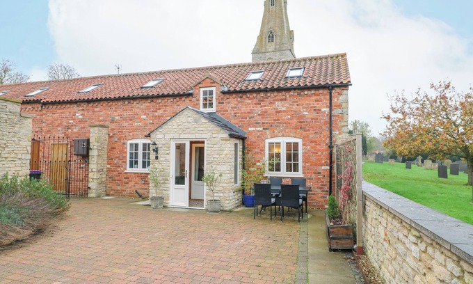Old Somerby Cabaña | CHURCH BARN, pet friendly, with open fire in Grantham