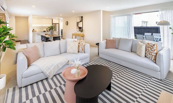 Upper Riccarton Casa | Church Corner, Parking and Large Living Area