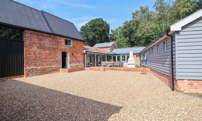 Dunwich Cabaña | CHURCH FARM BARN, pet friendly, luxury holiday cottage in Westleton