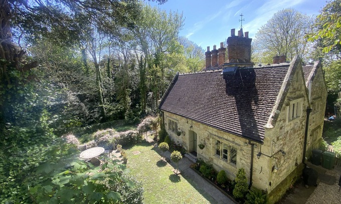 Bonchurch Cabaña | Church House - sleeps 6 guests in 3 bedrooms