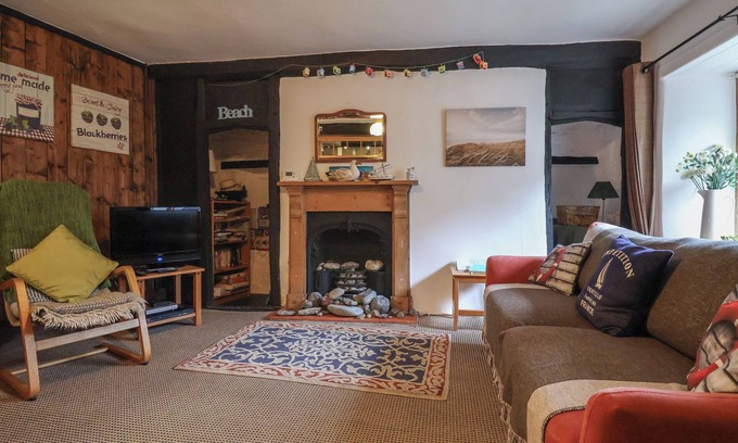 Lyme Regis Cabaña | CHURCH VIEW, family friendly, country holiday cottage in Lyme Regis