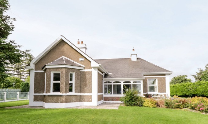 County Mayo Cabaña | CHURCHFIELD HOUSE, family friendly in Crossmolina, County Mayo