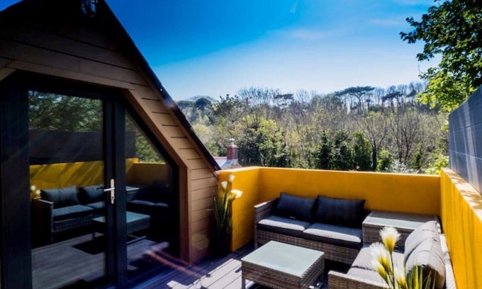St. Agnes Cabina | Chy Glynn. Luxury lodge with hot tub and views.