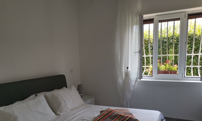 Policastro Bussentino Casa | Cilento, 5 camas cerca del mar en una villa con jardín.