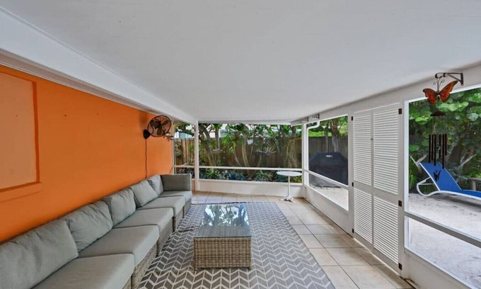 North Palm Beach Casa | Cinderella's Beach Cottage Heated Pool minutes from BEACH!!!