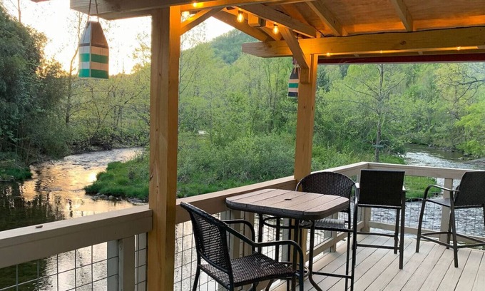 Franklin Casa | Cindy's Island - Riverfront - Fishing, Tubing