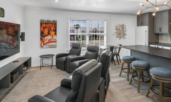 College Station Apartamento | Cinema: 2 Bedroom, Walk to A&M, Comfy King Beds