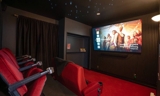 Linwood Casa | Kiwiana-6BD-Cinema-GamesRoom