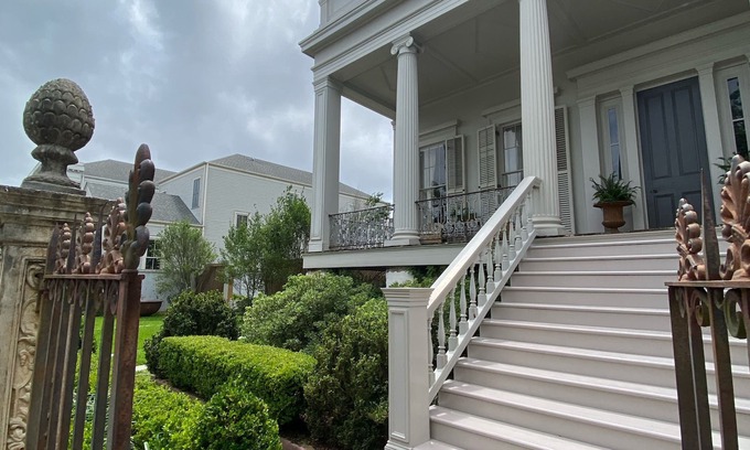 Lower Garden District Cama Y Desayuno | Circa 1838, Quintessential Southern Greek Revival Center Hall, Pool & Grounds