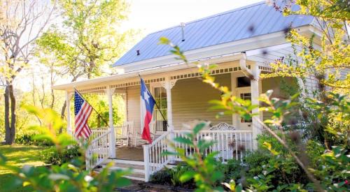 Chappell Hill Casa | Circa 1900 - Historic - Romantic - Private - Pond - Fenced Yard - The Cottage at Chappell Hill