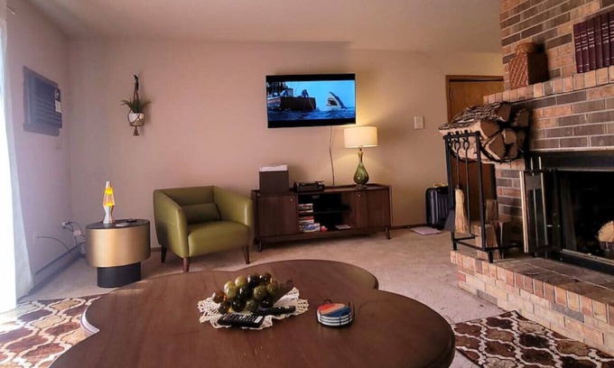 Fargo Condominio | Circa 1970's Condo - Groovy Like a Drive-Inn Movie
