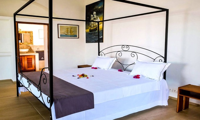 Hell-Ville Apartamento | Circe: Classic, Modern with a splash of Glam!