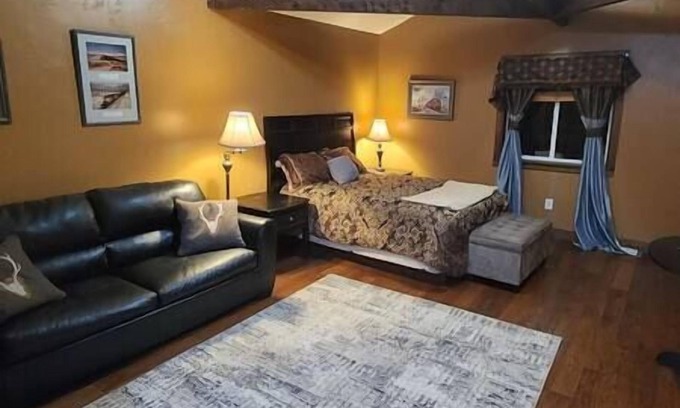 East Glacier Park Village Cabina | Circle R Cabin 1, Private Ranch, Mountain Views