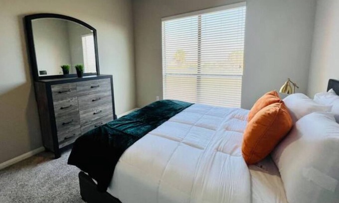Pearland Apartamento | Citrus ~ Cheerful 1 Bedroom w/Nature View & Shopping Nearby