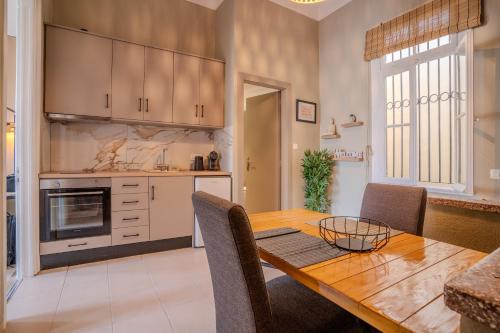 Chios Apartamento | City Apartment Home