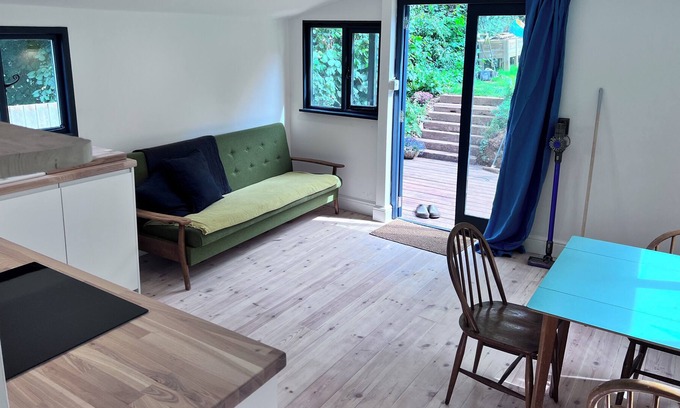 Ide Cabina | City Cabin w/ Cathedral Views, Private Deck/garden & Green Lane Walks to Pubs