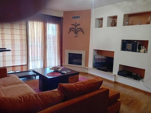 Grevena Apartamento | City center apartment with mountain view