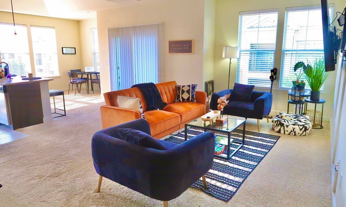 Huntington Apartamento | City Center Luxe Apt PS5 Fast Streaming metro access more