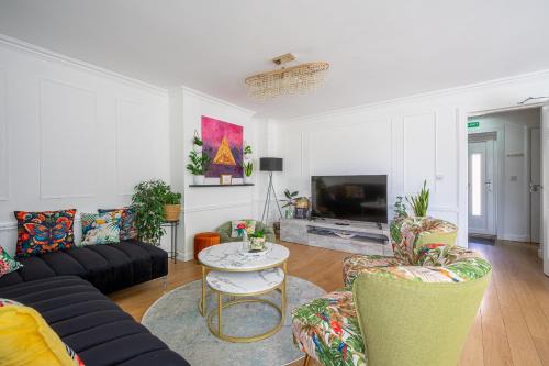 Pleasance Casa | City Centre House - 5 bedrooms - sleeps 9 - parking