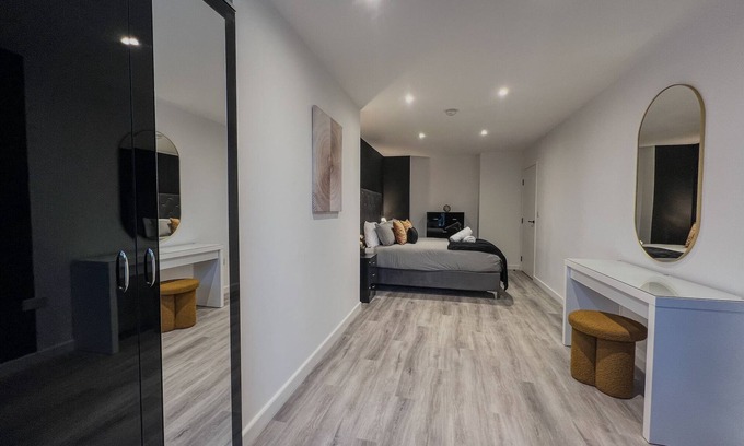 Hope Street Apartamento | City centre living, generous sized luxury 2 bedroom apartment. Monkey themed!