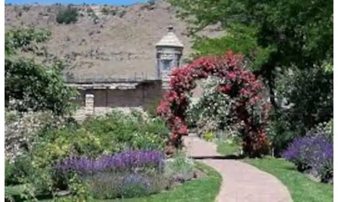 East End Casa | City close, full floor of home in the foothills