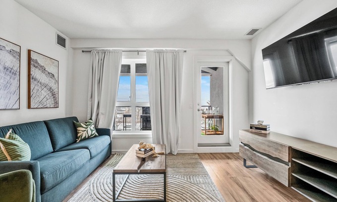 Rosscarrock Apartamento | City Comforts & XL Balcony | 2BR, AC, Parking