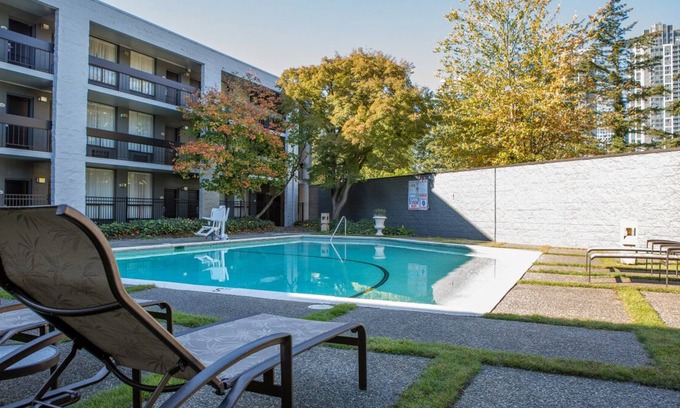 Wilburton Casa | City Escape! 2 Convenient Units, Outdoor Pool, Minutes to Bellevue Square