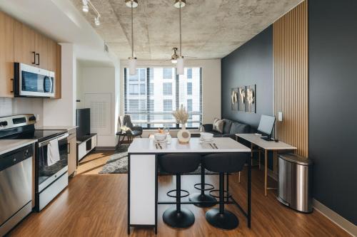Five Points South Apartamento | City Escape 2BR Apt with Resort Amenities