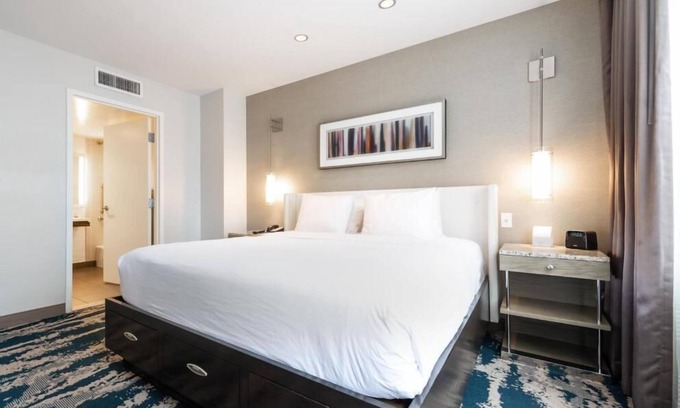 Near North Side Hotel | City Escape! 4 Relaxing Units Minutes to SkyDeck Chicago and Lincoln Park Zoo!
