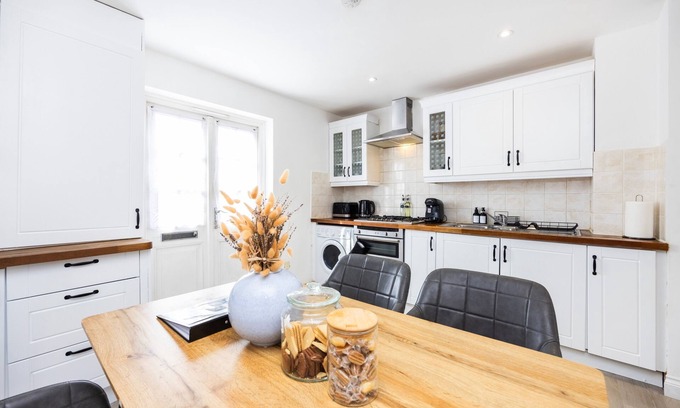Cubitt Town Casa | Morden 2-bed House in Canary Wharf London