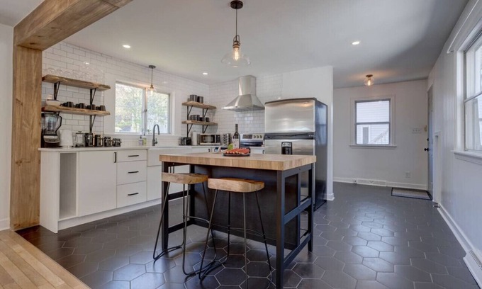 Dartmouth Casa | City Escape w deck, BBQ & beautiful back yard