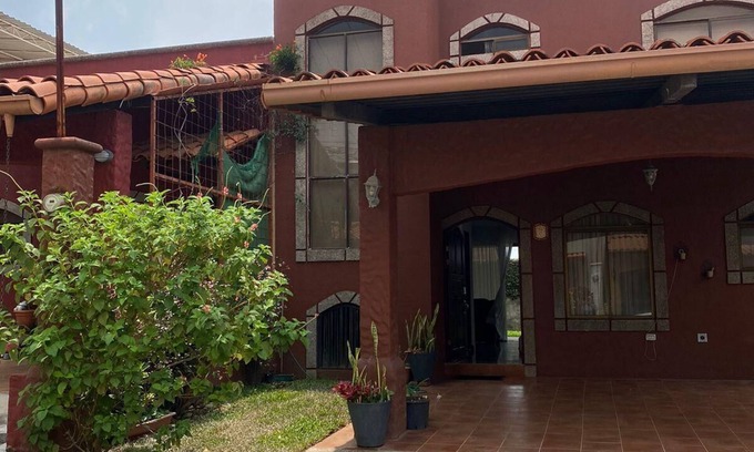 Heredia Casa | City Experience from a central location in the middle of the Central Valley!
