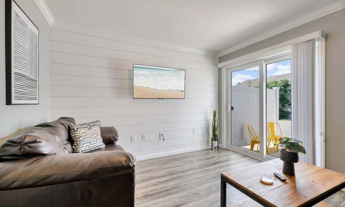 Bangor Apartamento | City Haven: 2BD | Parking & Movie Theater Access
