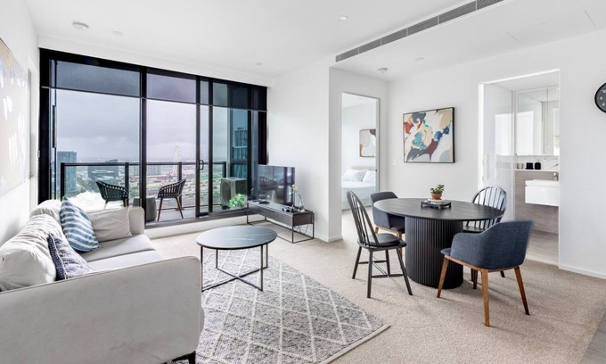 West Melbourne Apartamento | City Lights & Cozy Nights 2BR Retreat with a View