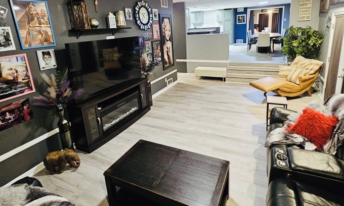 South Hills Casa | City Living—sleeps 12 15-20 mins from Acrisure Stadium, PNC Park, Mt Washington