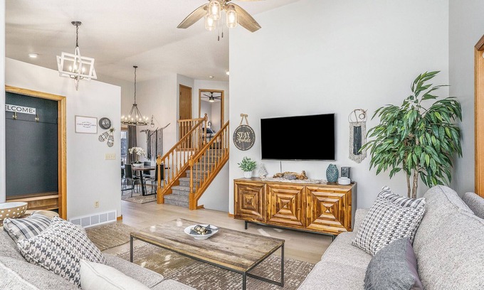 Sioux Falls Casa | City Lodge -Beautiful 10 Person Home Near the Mall