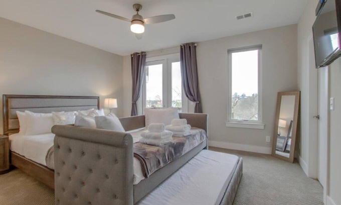 Katie Hill Neighborhood Apartamento | OVERLOOK DE LA CIUDAD ✦ AMENIDADES DE LUJO ✦ WALK 2 TOP GOLF