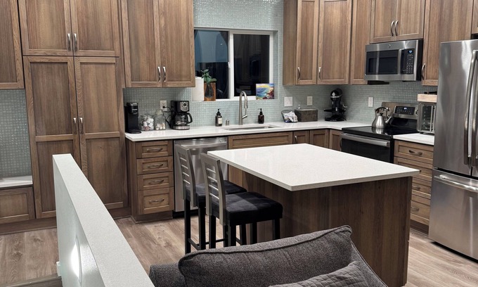 Sand Lake Apartamento | City Retreat, 2 bdrm near Airport