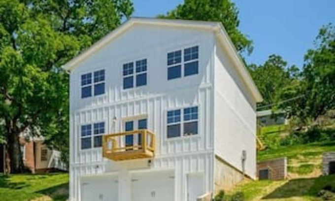 Chattanooga Casa | City Side Comfort in Missionary Ridge - hot tub!