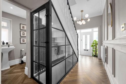 Trafford Casa | City SuperHost Hale Family Home