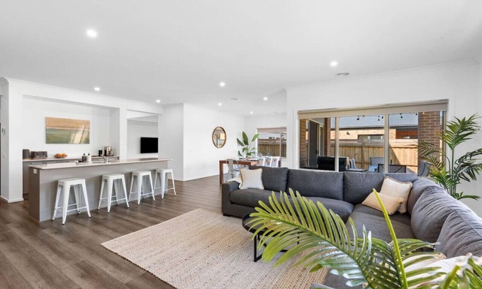 Armstrong Creek Casa | City & Surf Getaway - Luxe, Spacious, Sleeps 12